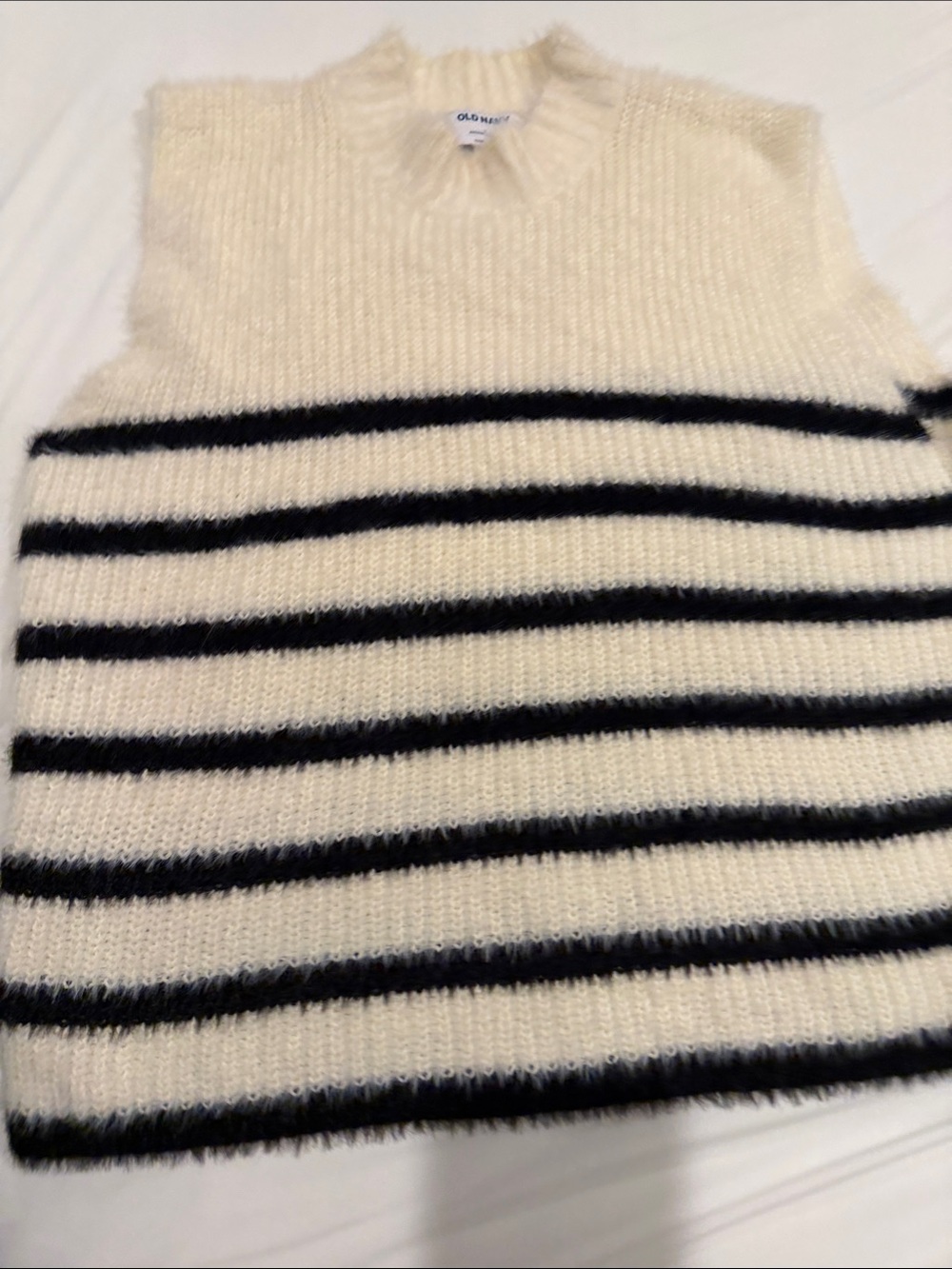 F31 Old Navy Men's Cream & Black Striped Crewneck Sweater